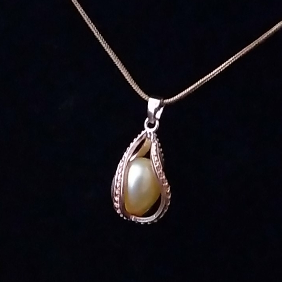 Akoya Pearl in a caged pendant necklace RG - Picture 5 of 6